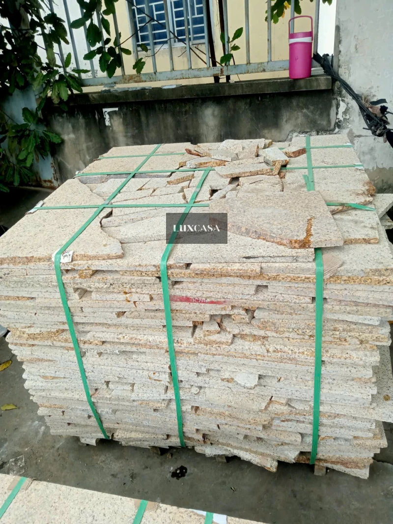 Đá rối vàng Bình Định được xếp theo kiện trước khi vật chuyển