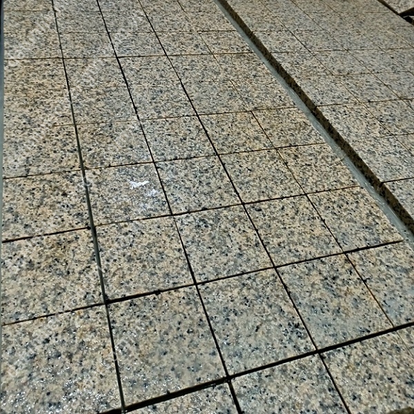 Đá vàng Bình Định lát sân ngoài trời