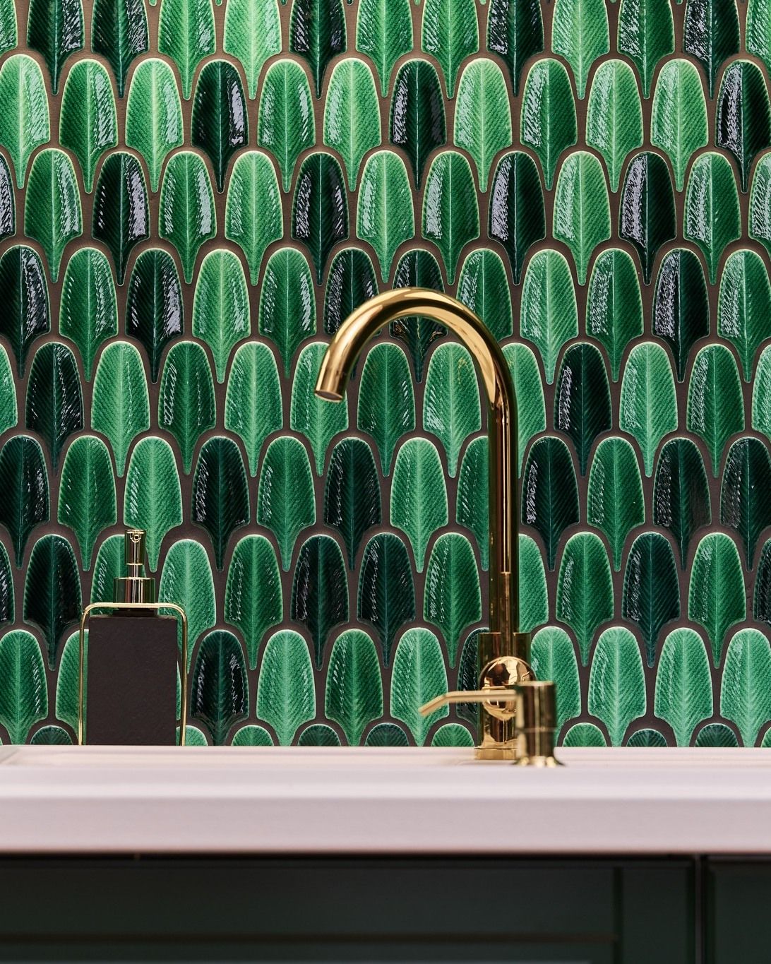 Gạch lông vũ cao cấp màu xanh ốp tường bếp