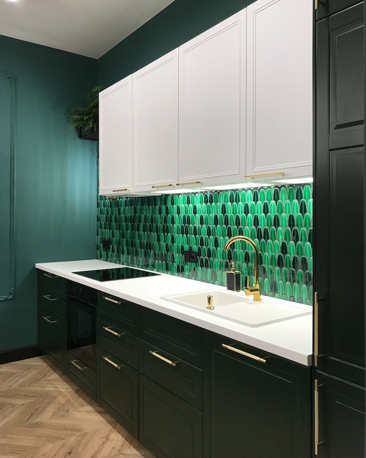 Gạch lông vũ cao cấp màu xanh ốp tường bếp