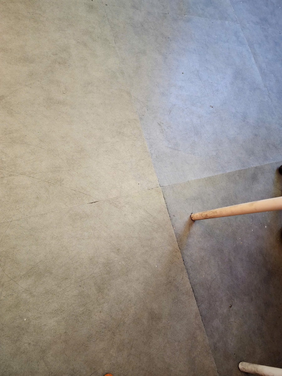 Gạch ốp không để ron, sau thời gian bị bong tróc do giãn nở bởi nhiệt độ