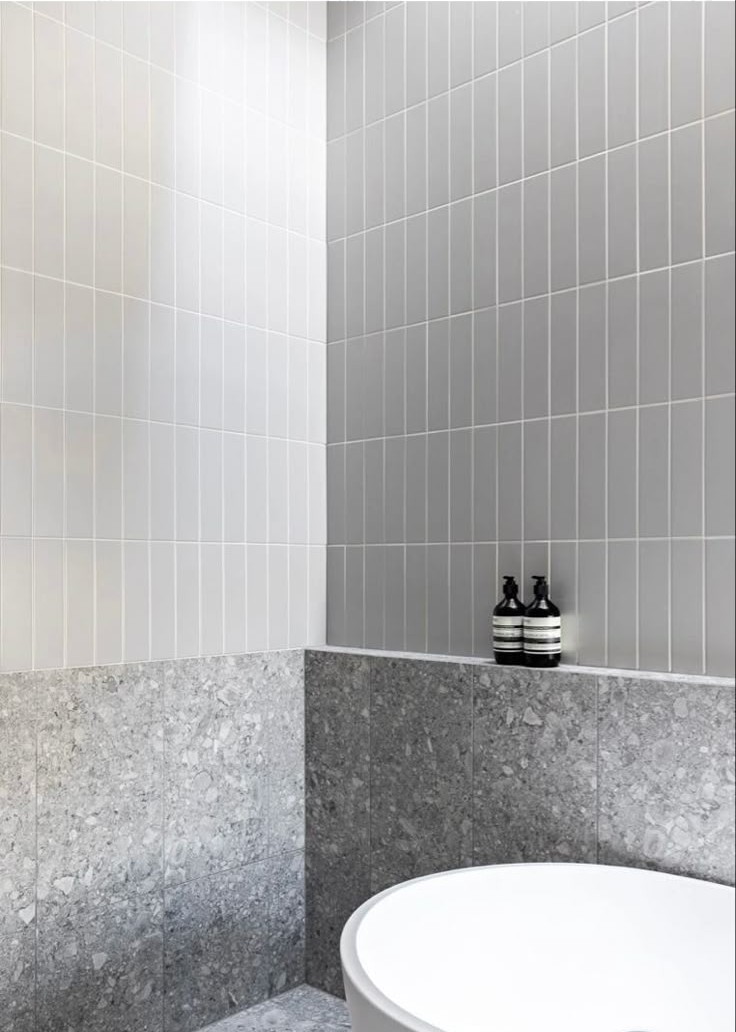 Gạch thẻ màu xám ốp wc (2)