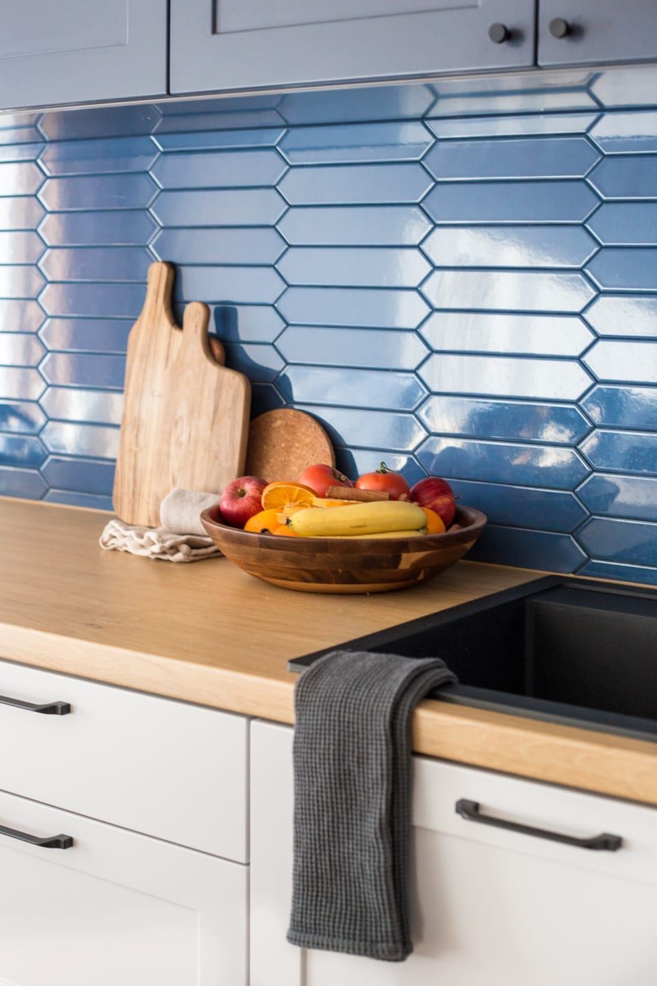 Gạch thẻ mũi tên màu xanh ốp bếp