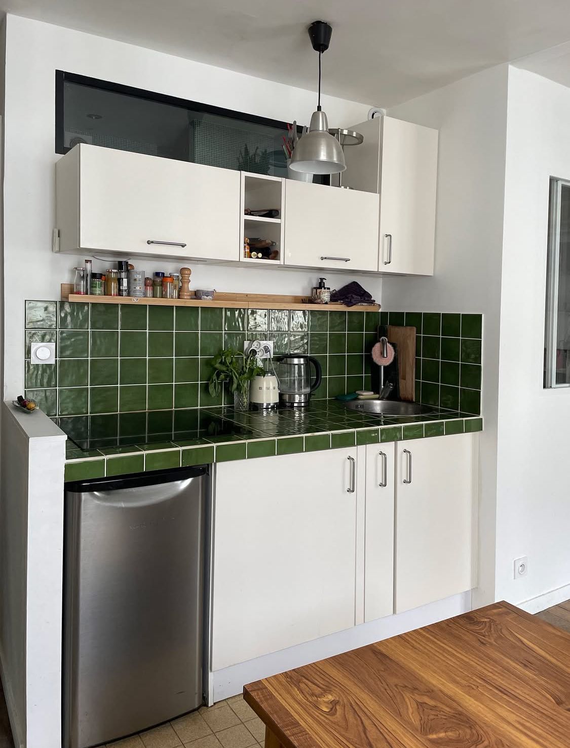 Gạch thẻ vuông màu xanh ốp tường bếp