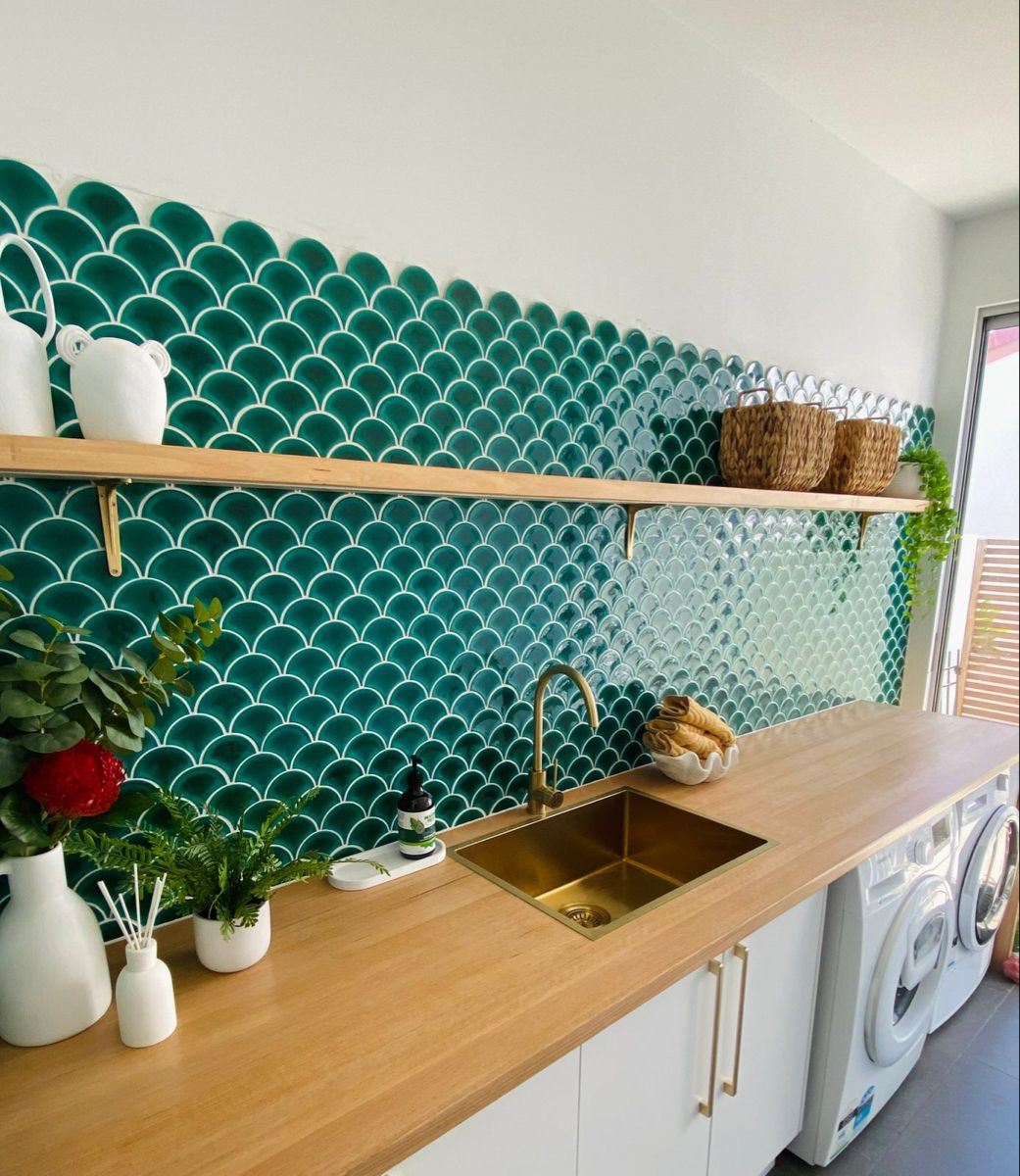 Mẫu gạch vảy cá màu xanh ngọc ốp tường bếp