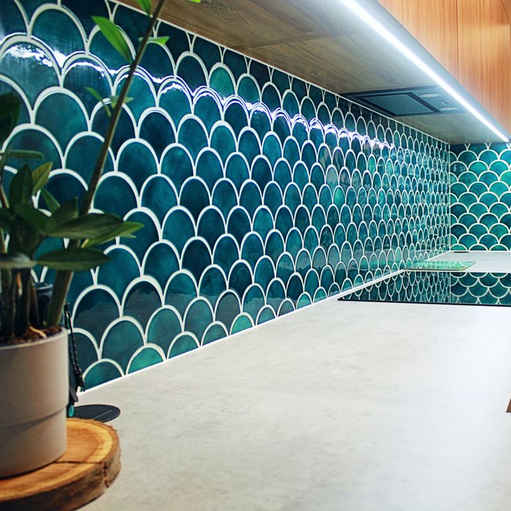 Mẫu gạch vảy cá mix màu xanh ốp tường bếp