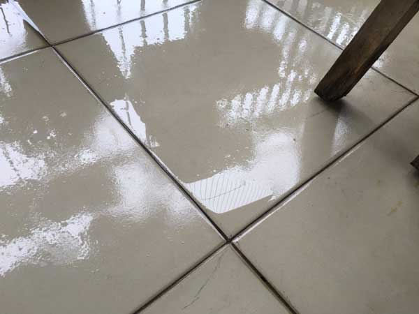 Gạch bóng bị đổ mồ hôi
