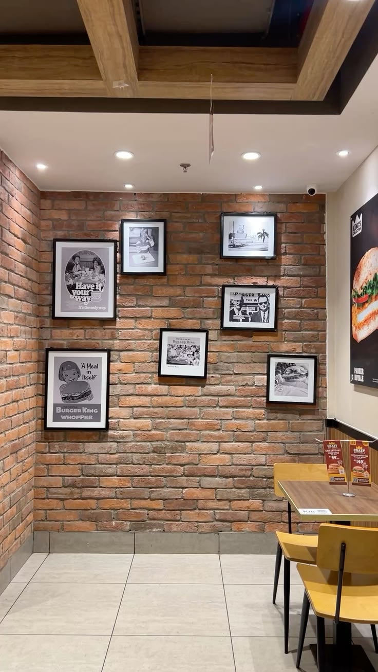 Gạch cổ ốp tường cửa hàng kinh doanh