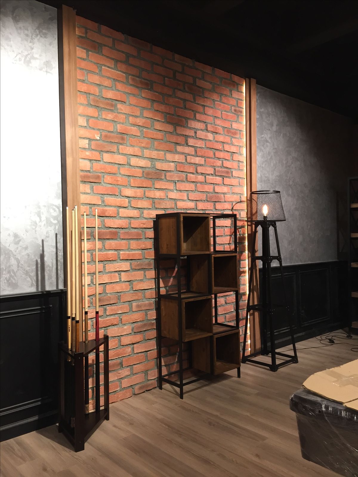 Gạch cổ ốp tường tạo điểm nhấn quán coffe