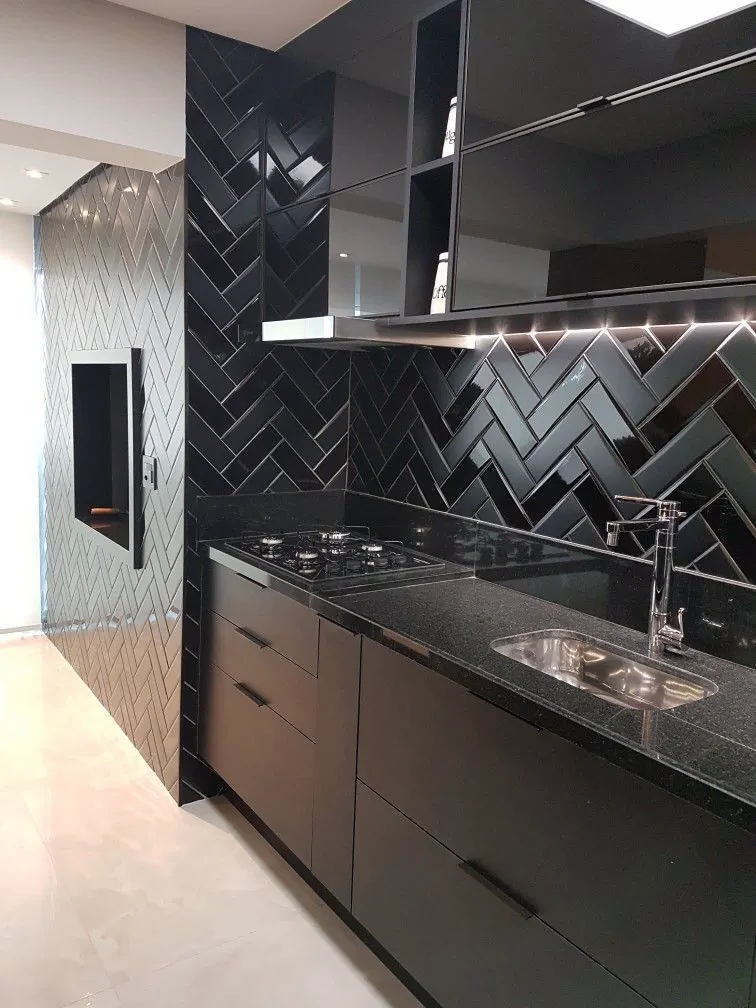 Gạch thẻ đen ốp bếp cho gia chủ mệnh Thủy
