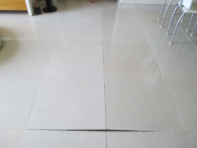 Sàn gạch bị phồng rộp