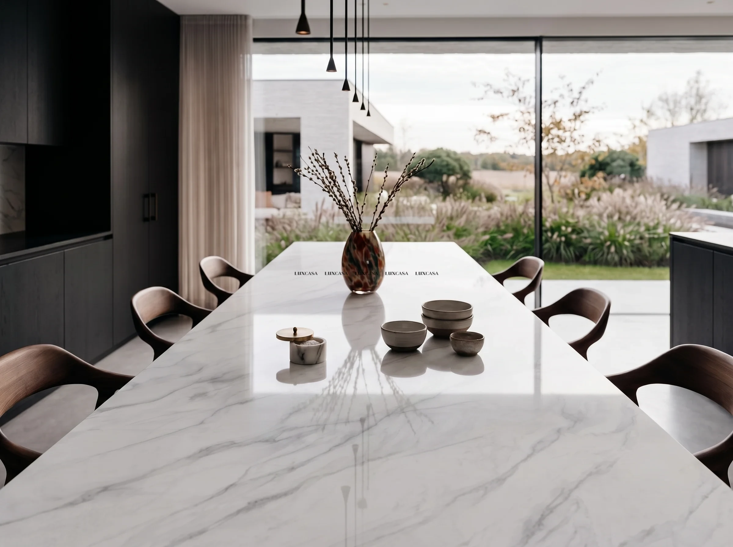Đá nung kết Calacatta Bianco làm bàn ăn