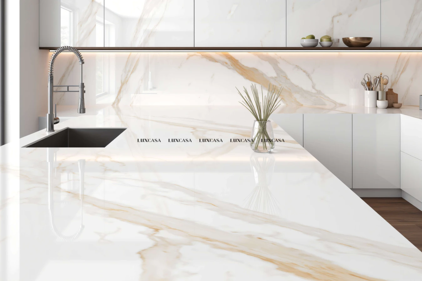 Đá nung kết Calacatta Gold làm bàn đảo bếp