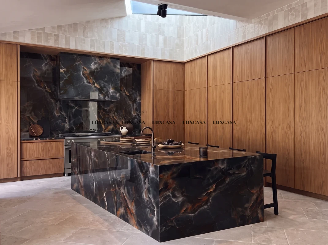 Đá nung kết Onice Obsidian ốp tường bếp