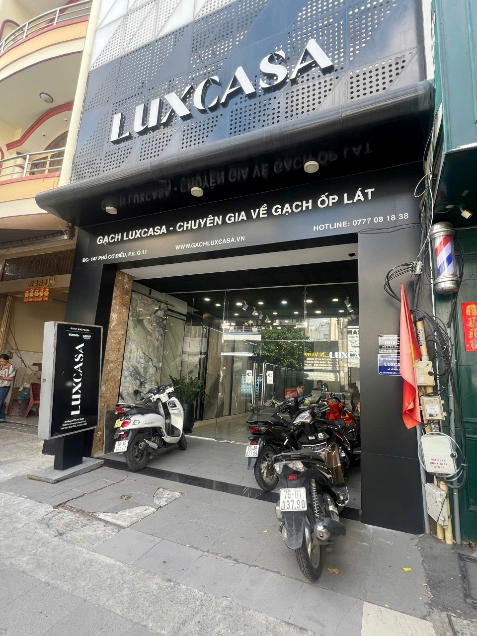 Hình ảnh bên ngoài cửa hàng gạch men quận 11